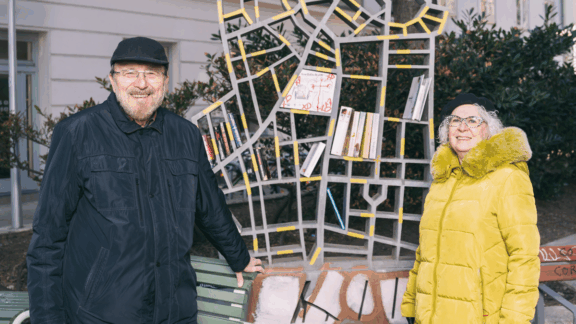 Margit und Ewald vor den Tauschschrank in Wieden
