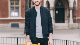 Erik mit dem Grätzlsitz am Elisabethplatz