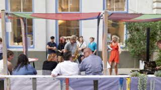 zusammen sitzen am Parklet gabaOase in Wieden
