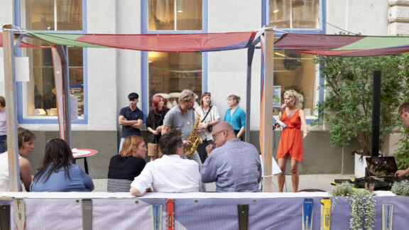 zusammen sitzen am Parklet gabaOase in Wieden